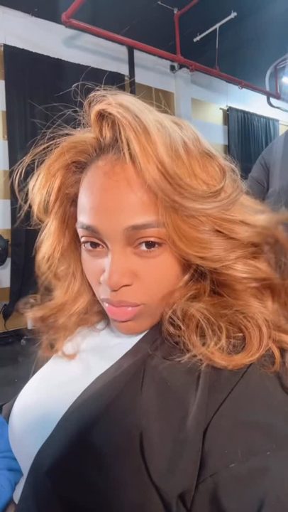 Get into the most natural flip over you have ever seen! Custom color on her hair and the bundles and about 2.5 bundles of @studioduony hair in 18inches. Color match to perfection! 

Flip overs don’t always have to be wit