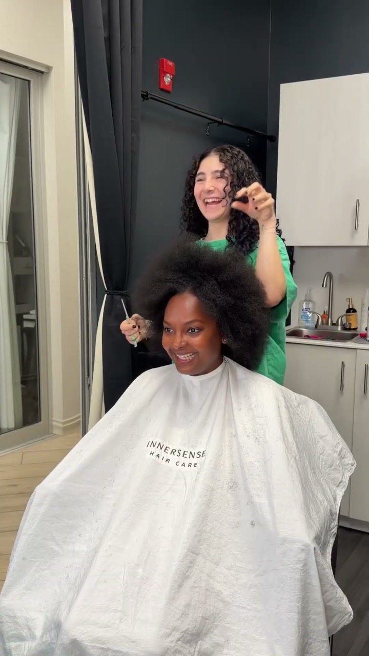 #curlyhair #curlyqueen #hairtok #curlconfidence #hair #hairmaster #hairtransformation #4chair #coils