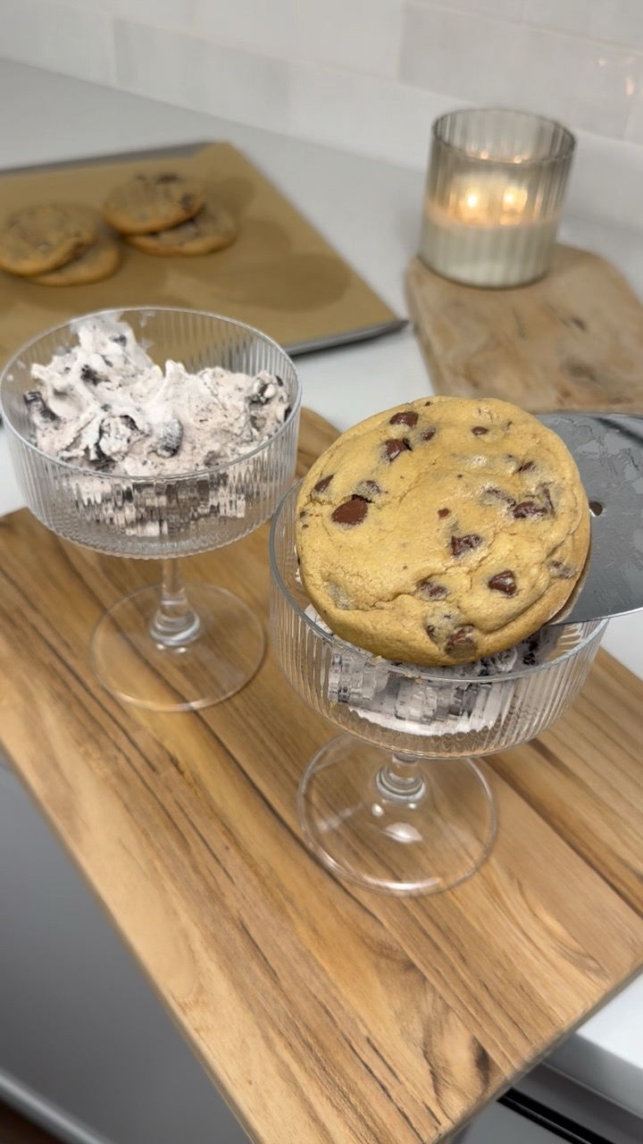 Warm chocolate chip cookies + homemade cookies & cream ice cream = the ultimate combo 🍪🍨