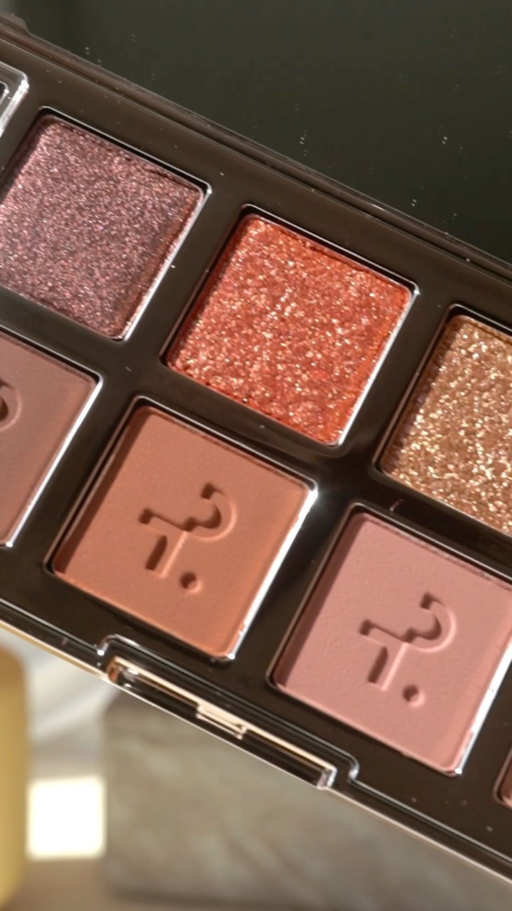 She’s a beauty 😍 

I’ve been loving the formula of the Major Dimensions palettes lately. The newest addition, Major Dimensions II ($68 PR) 