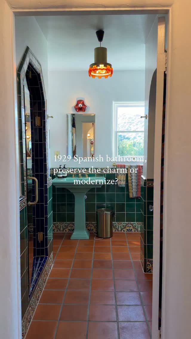 Beautiful Spanish bathroom 💙🌿

🎥 Watch the full tour visit my YouTube channel - theJosePrats 

🌸 Built in the 1920s for transportation e
