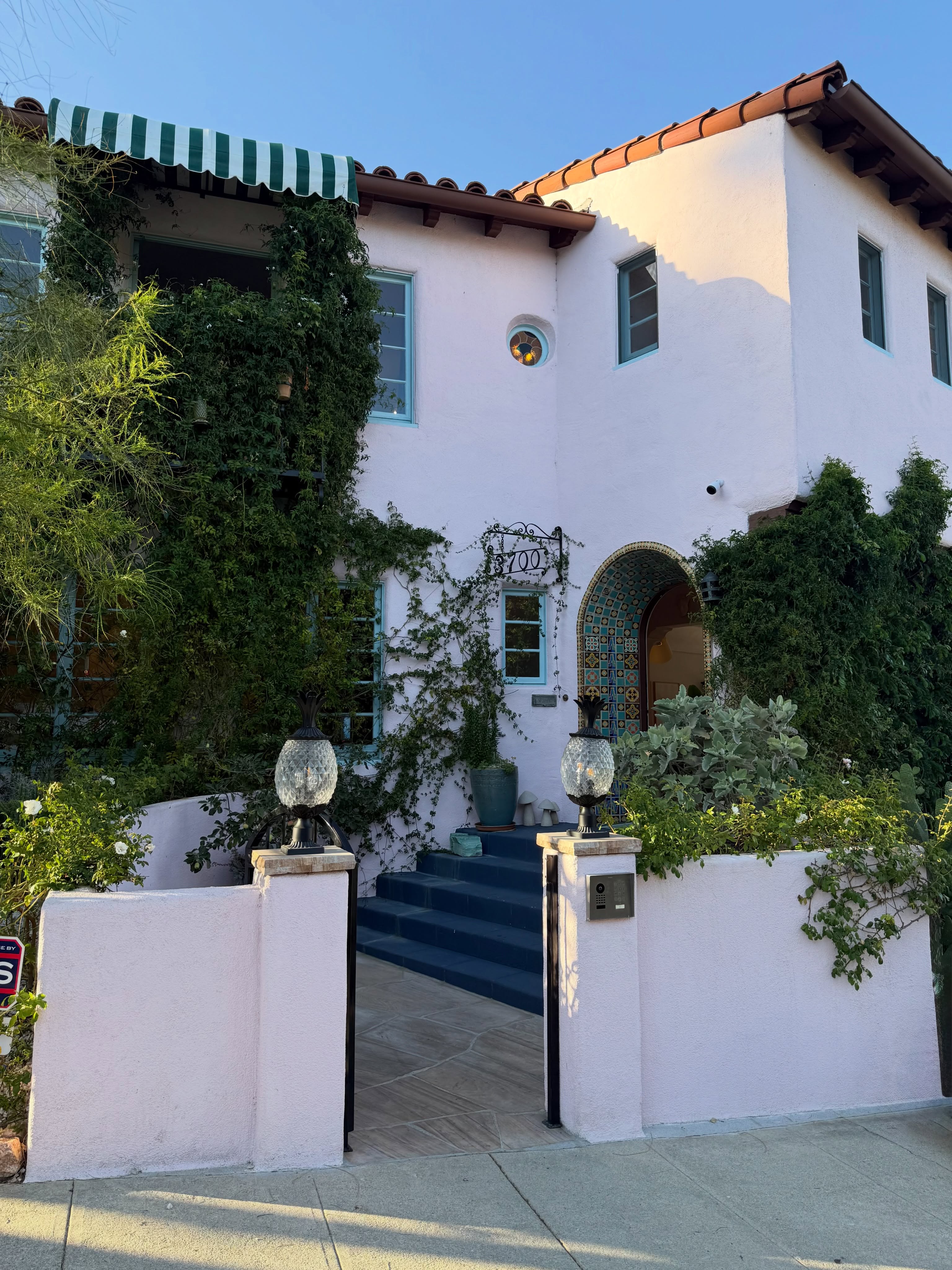 🌸 Built in the 1920s for transportation executive and equestrian William W. Hook, this landmark Los Feliz estate is a beautiful example of 