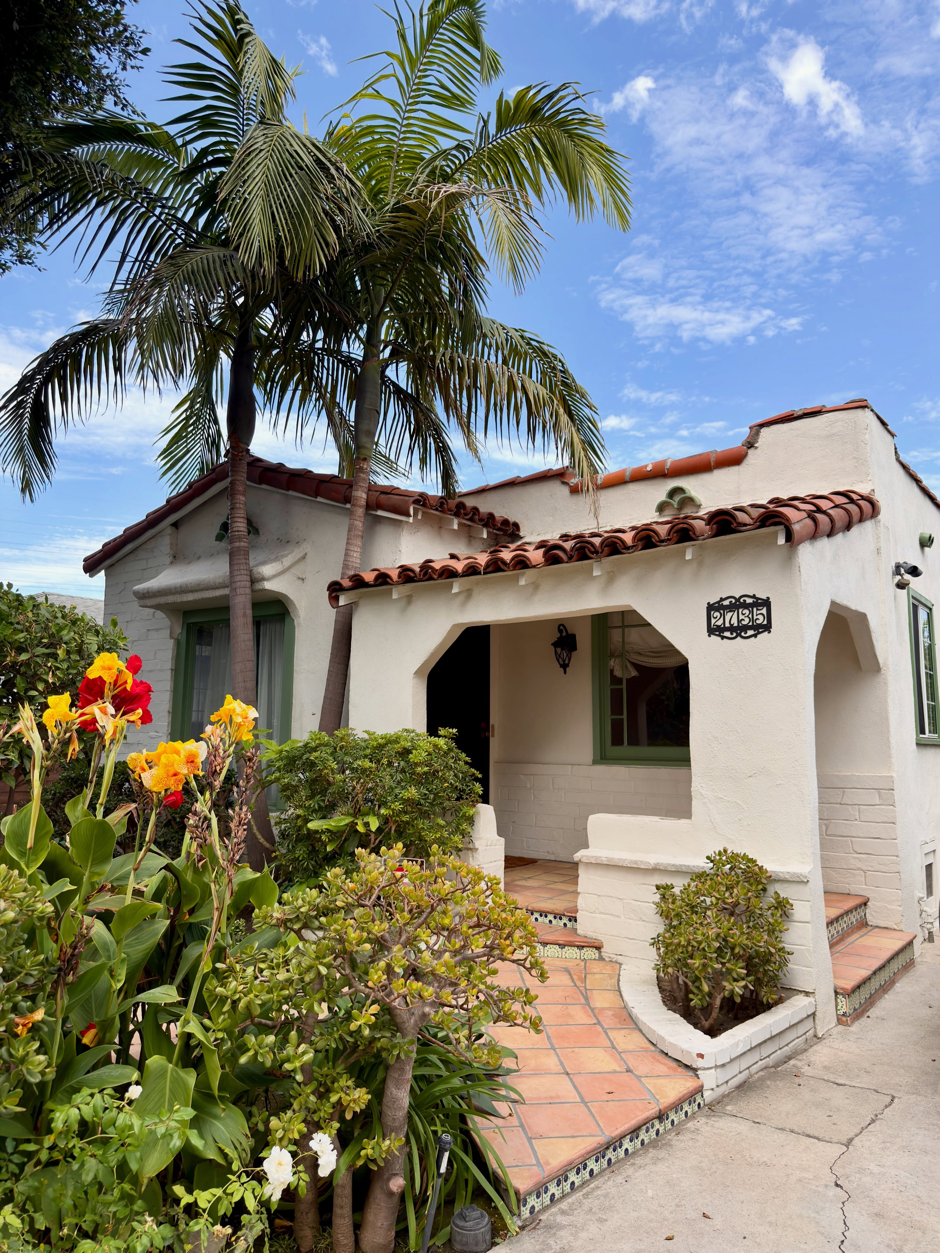 ✨New LEASE | COMING SOON |📍West Adams
🍋 𝑪𝒂𝒔𝒊𝒕𝒂 𝑪𝒍𝒚𝒅𝒆 - Beautiful Spanish compound with a spacious, sun-filled ADU, set on a tre