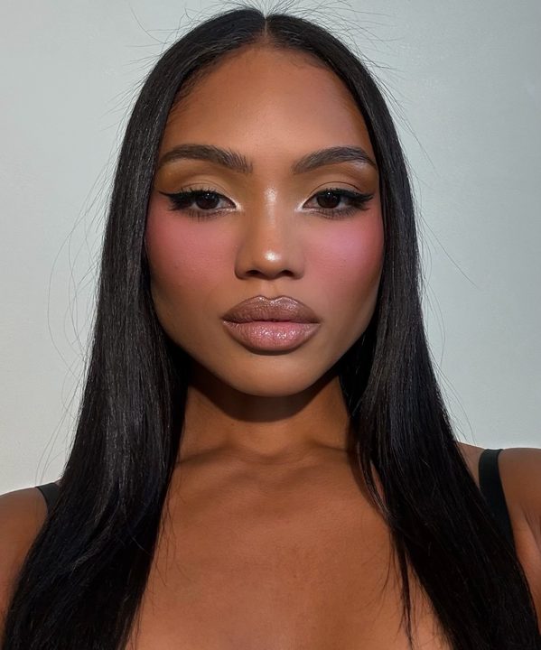 Blush blindness 2.0 ⚡️ @naia.kai 
IB: @paintedbyesther 💘

Product breakdown //

Prep
@firstaidbeauty - collagen hydration pads
@deziskin - agua fresca cooling eye cream
@tirtir_official - milk toner
@onesize - hydrosculp