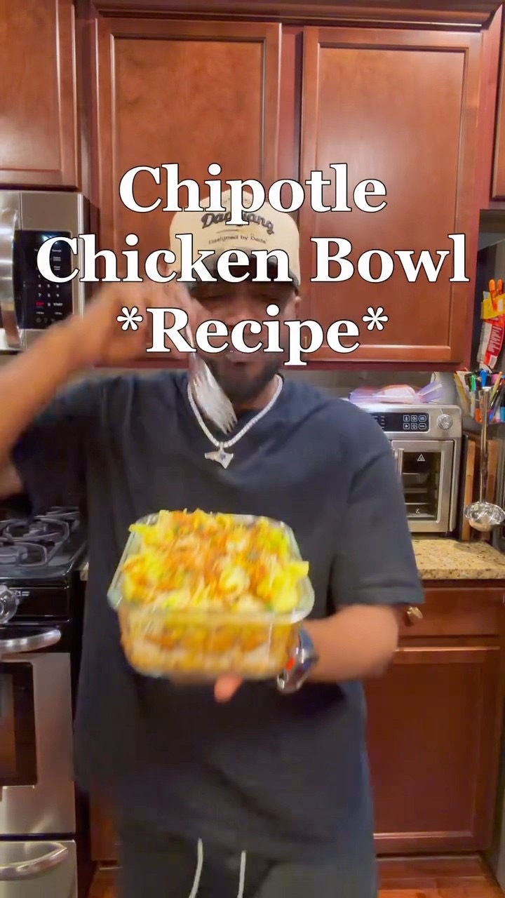 Homemade Chipotle Chicken Bowl! 🌯🔥 Tastes better than takeout.#ChipotleBowl #EasyRecipes #mealprep