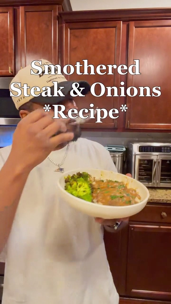 Juicy Smothered Steak & Onions! 🥩 Gravy perfection. #SmotheredSteak #Recipe #Shorts #FoodTok