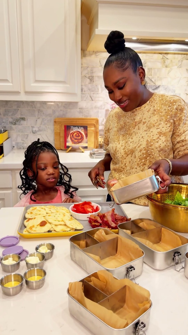 Making BLT naan bites for school lunch as a mom of 7 #lunchideas #lunchbox #momlife #cooking #food
