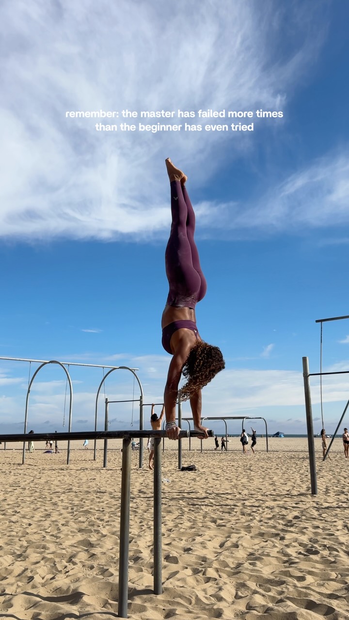 Failure is a part of learning! Don’t let the fear of it stop you from trying - embrace it! 🙌🏾

#Handstand #MuscleBeach #Learning #HandstandPractice #SantaMonica