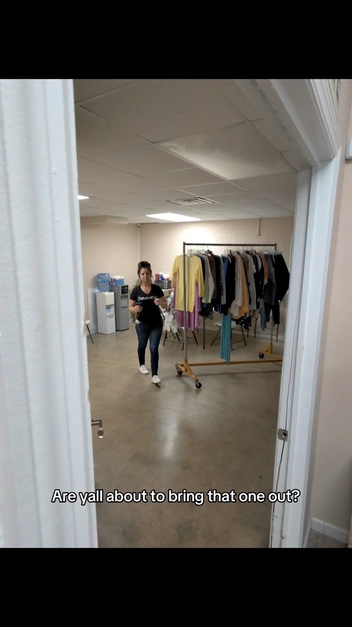 The thrift employee CLUTCHED UP 😭 #reselling #thriftfinds #fashion #vintageclothes @bidstitch