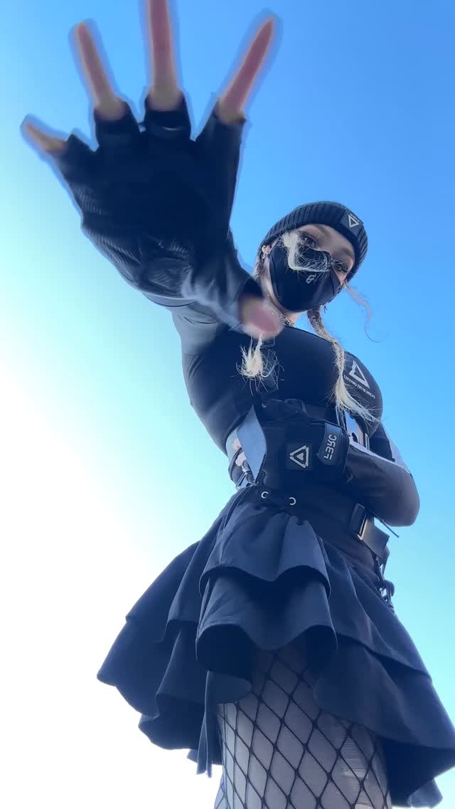 𝕴 𝖉𝖔𝖓’𝖙 𝖋𝖊𝖊𝖑 𝖗𝖊𝖆𝖑

can u spot the clip in which I fell? 🤭

today I went for a ride with my bike with a girl I met on insta and