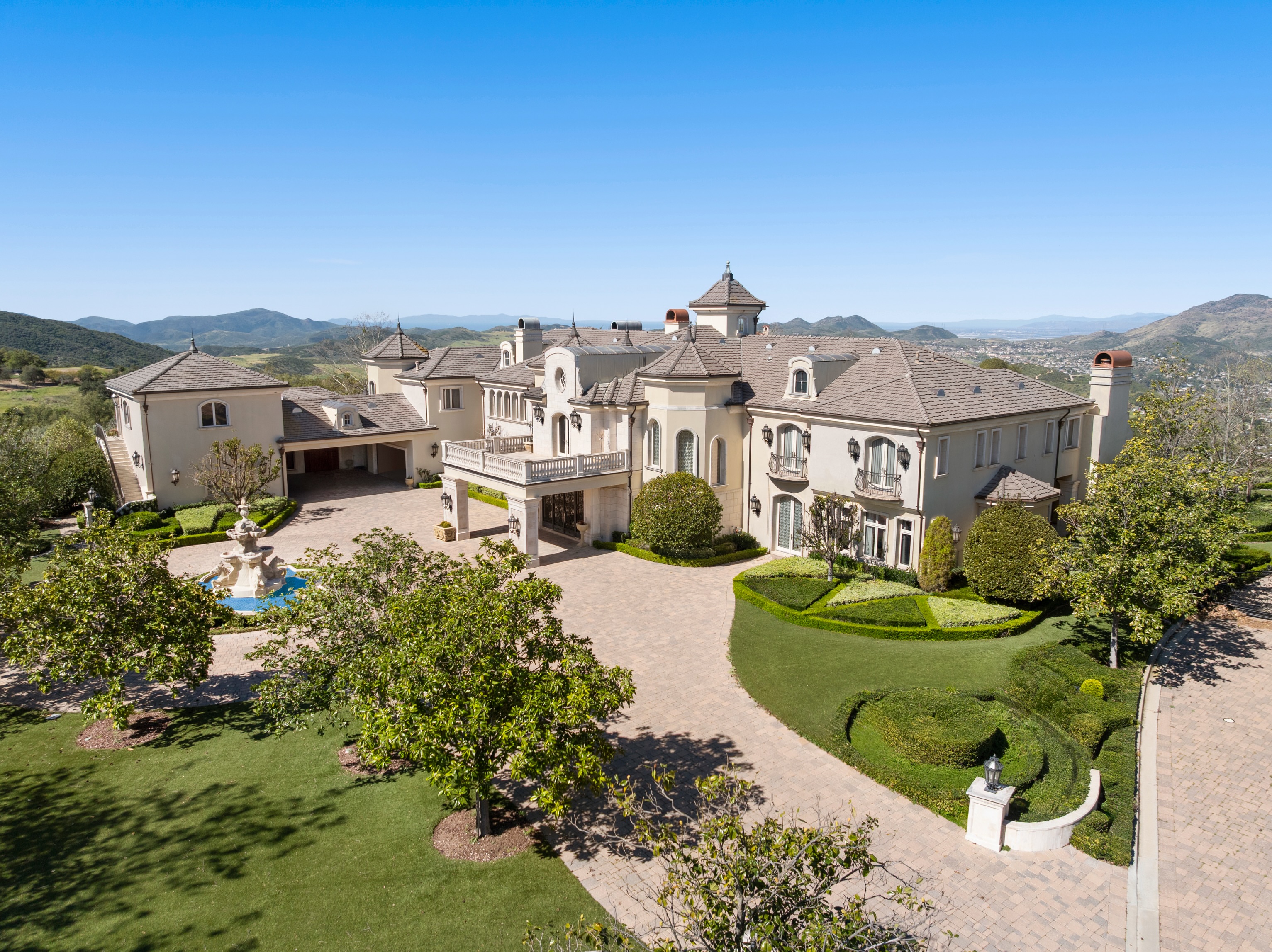 Property Spotlight | 2500 White Stallion, Thousand Oaks | $19,999,000

Situated behind gates on more than 20 acres in prestigious Hidden Val