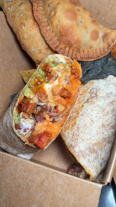 One of the longest-running vegan restaurants has returned! @vspotnyc is serving highlights from their 100% #vegan Colombian and Mexican menu during live comedy shows at @stmarkscomedyclub. I tried #vegan nachos, empanada