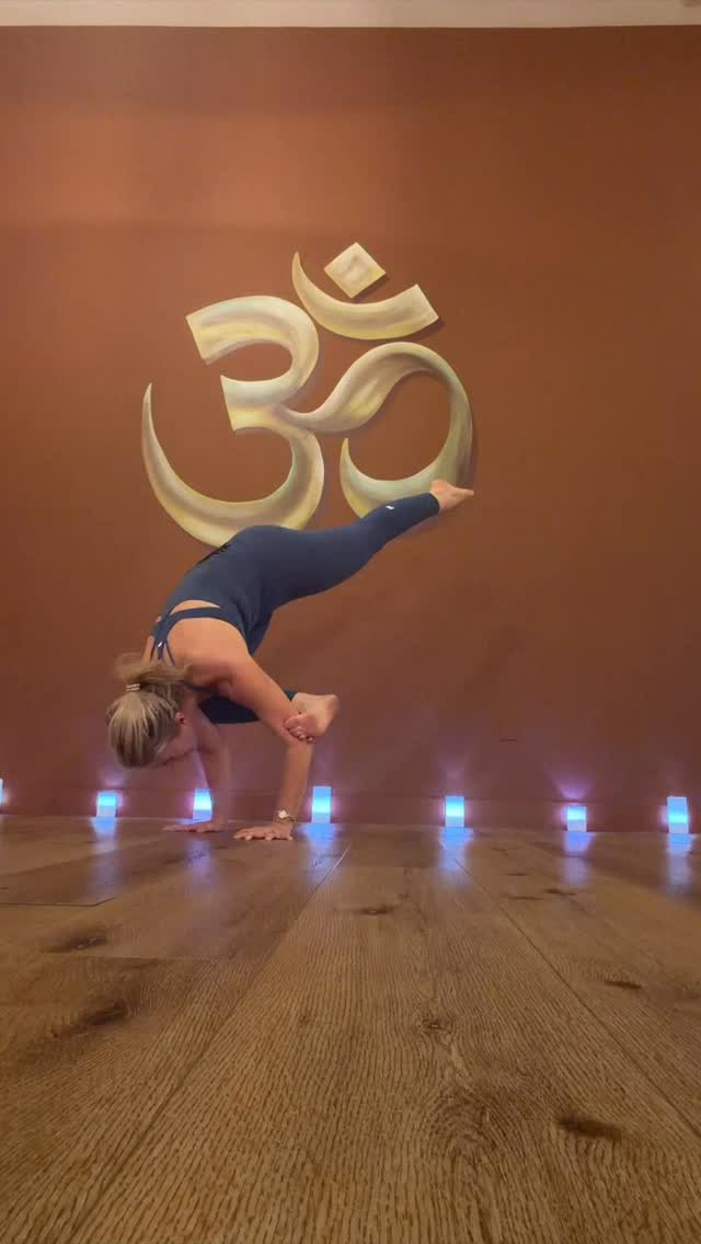 Come learn some tips and tricks like this at my upcoming #armbalanceworkshop @blackdogyoga on February 28!
#flyingpigeon #flyingpigeonpose #